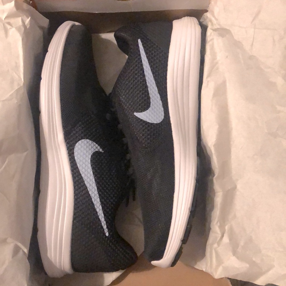 BNIB Nike womens 9.5 Nike revolution 3 black and aluminum